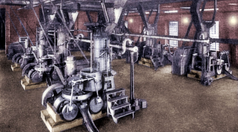 Blick in einer Brikettfabrik mit Couffinhal-Pressen, um 1910
